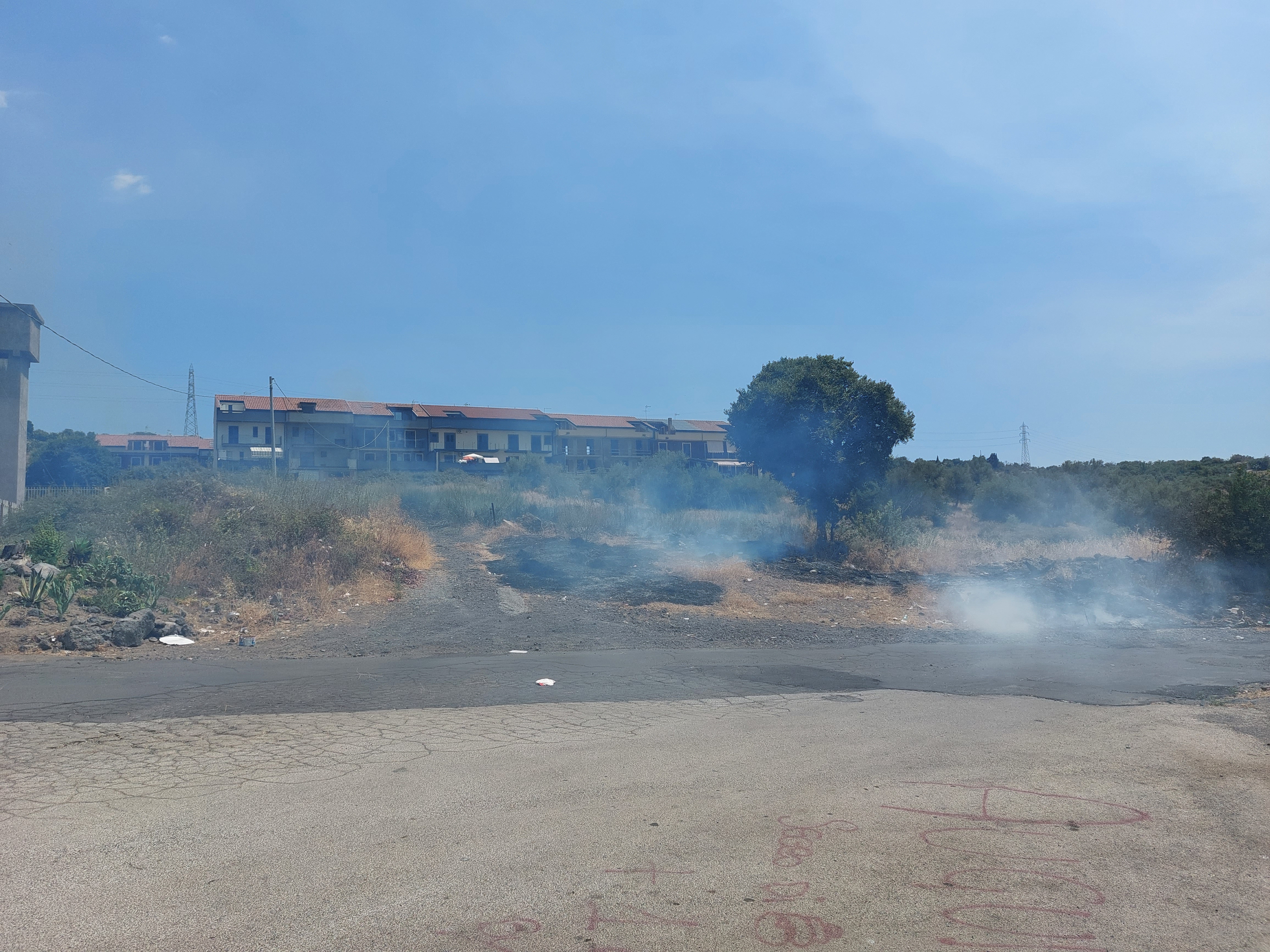 PATERNO': BRUCIANO STERPAGLIE IN VIA LUCANIA NEI PRESSI DELL'ISTITUTO "REDI"