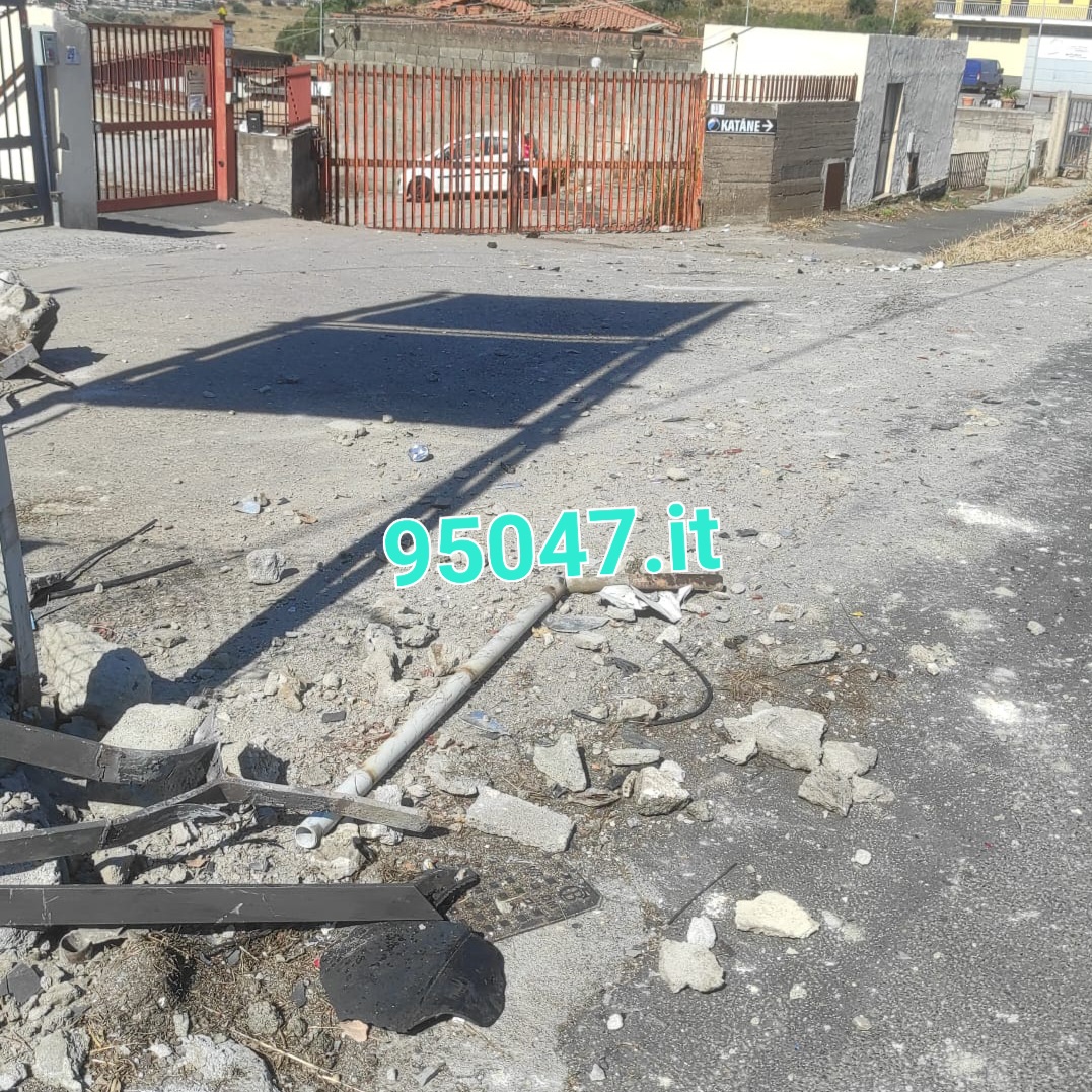 MOTTA SANT'ANASTASIA.  AUTO SI SCHIANTA CONTRO UN MURO, FERITO CONDUCENTE