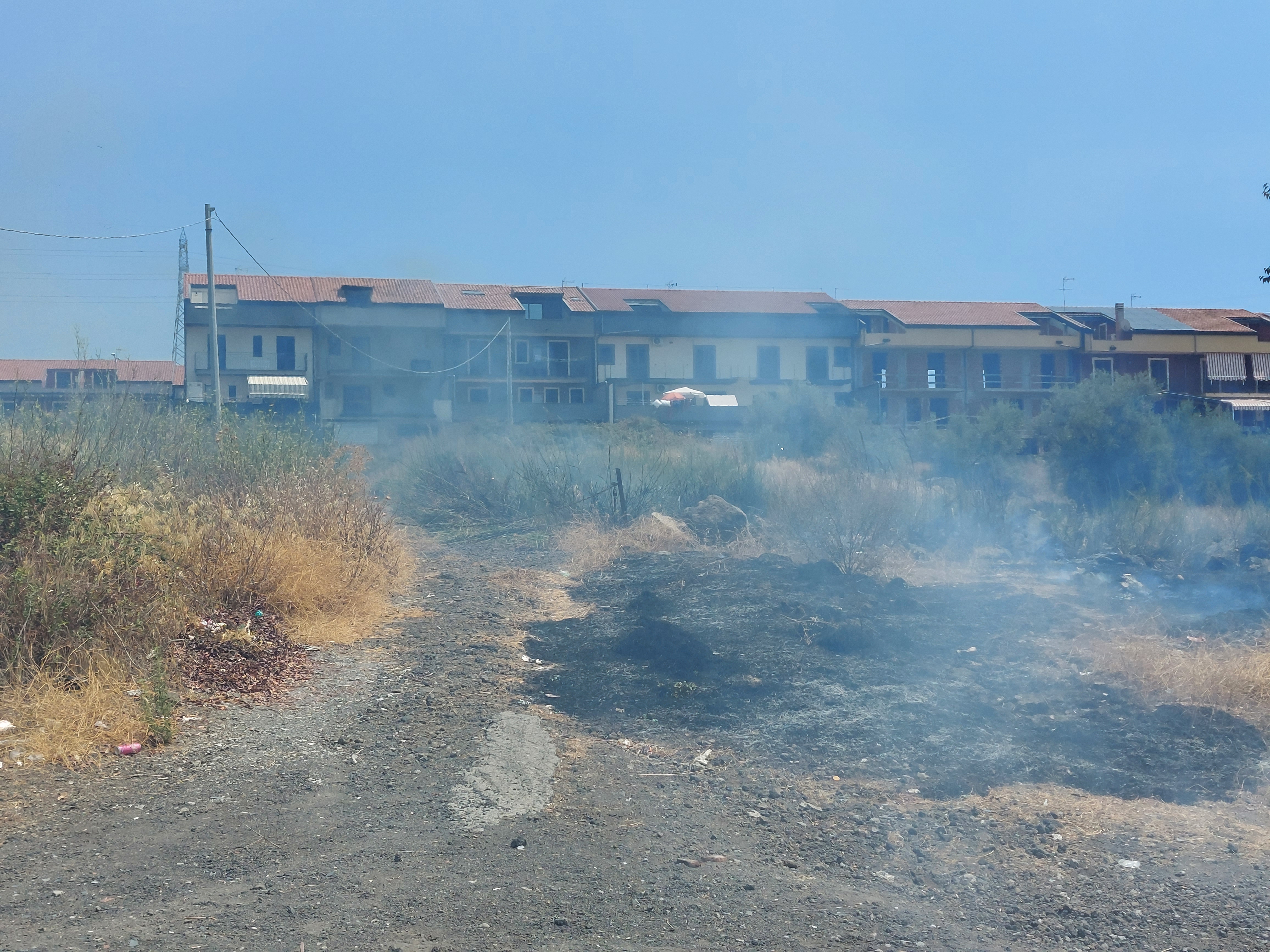 PATERNO': BRUCIANO STERPAGLIE IN VIA LUCANIA NEI PRESSI DELL'ISTITUTO "REDI"