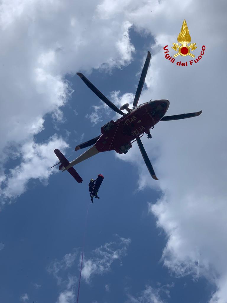 LINGUAGLOSSA. Precipita in un dirupo, 81enne salvato dai vigili del fuoco