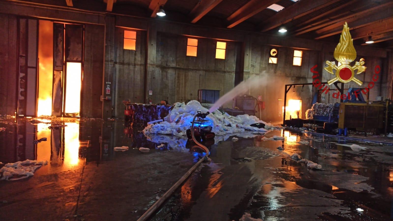 PAURA AD AUGUSTA, INCENDIO DIVAMPA IN DEPOSITO DI MATERIALE PLASTICO