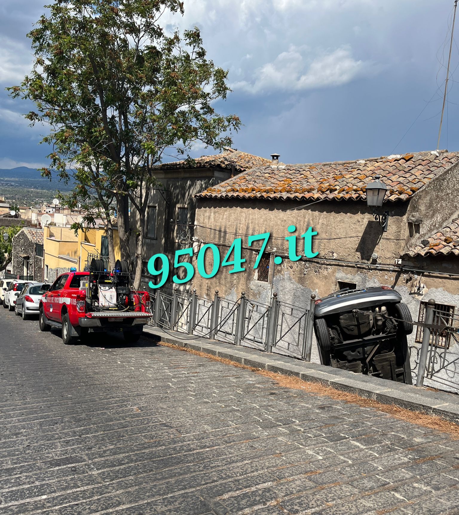 PATERNÒ: PERDE IL CONTROLLO DELL’AUTO, SFONDA LA RINGHIERA E CADE NEL CORTILE, FERITA LA  CONDUCENTE