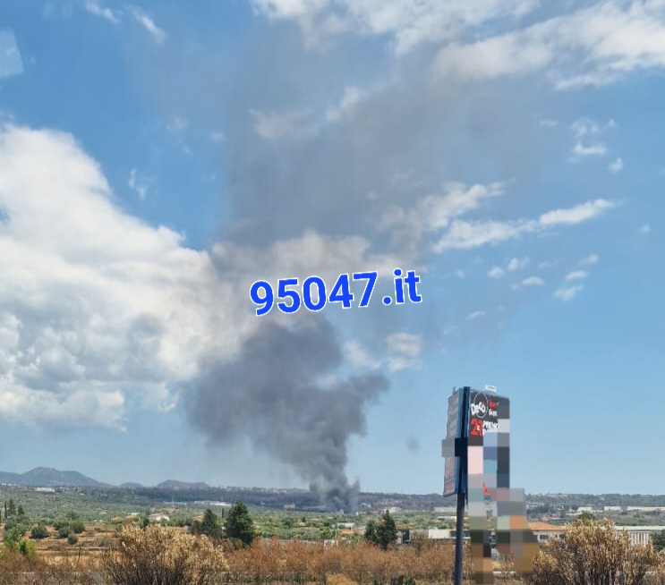 BELPASSO, GROSSO INCENDIO HA COINVOLTO UN AZIENDA CHIMICA, LA NUBE DI FUMO VISIBILE A CHILOMETRI DI DISTANZA