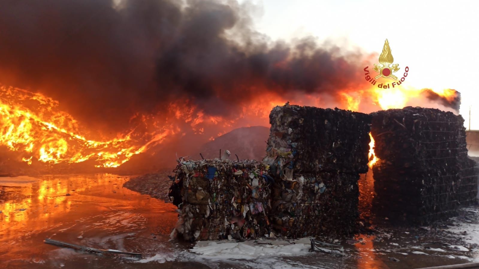 PAURA AD AUGUSTA, INCENDIO DIVAMPA IN DEPOSITO DI MATERIALE PLASTICO
