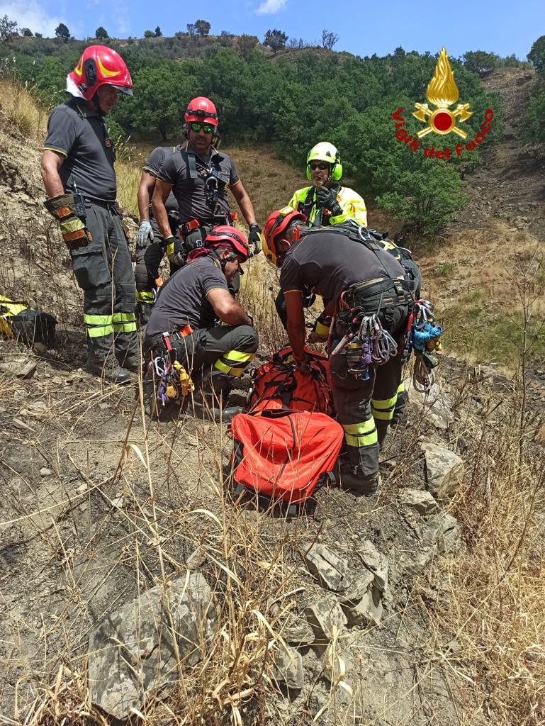 LINGUAGLOSSA. Precipita in un dirupo, 81enne salvato dai vigili del fuoco
