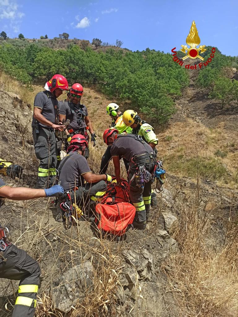 LINGUAGLOSSA. Precipita in un dirupo, 81enne salvato dai vigili del fuoco