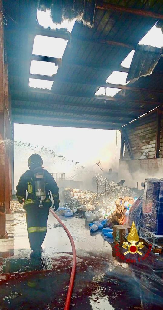 BELPASSO, GROSSO INCENDIO HA COINVOLTO UN AZIENDA CHIMICA, LA NUBE DI FUMO VISIBILE A CHILOMETRI DI DISTANZA