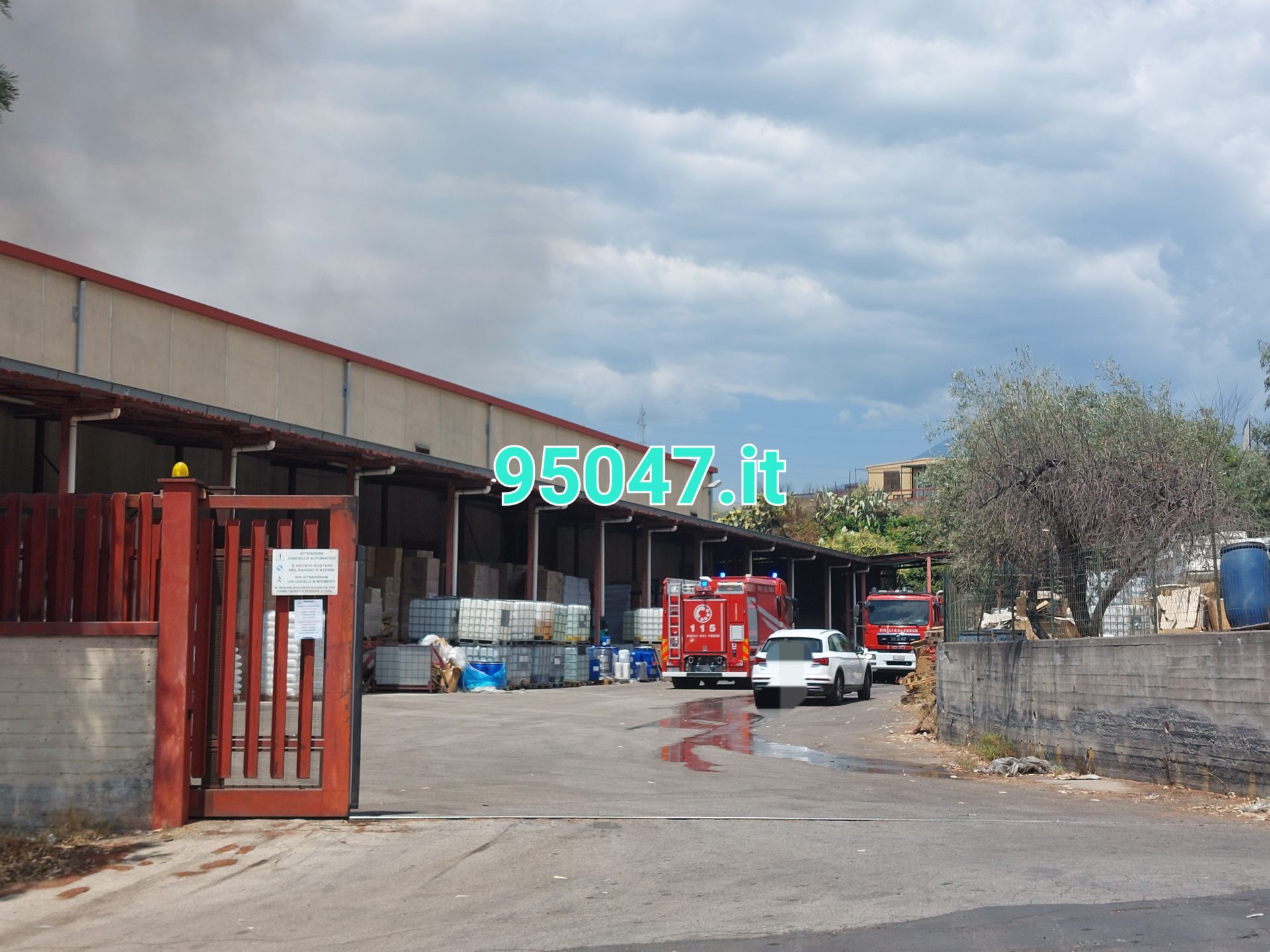 BELPASSO, GROSSO INCENDIO HA COINVOLTO UN AZIENDA CHIMICA, LA NUBE DI FUMO VISIBILE A CHILOMETRI DI DISTANZA