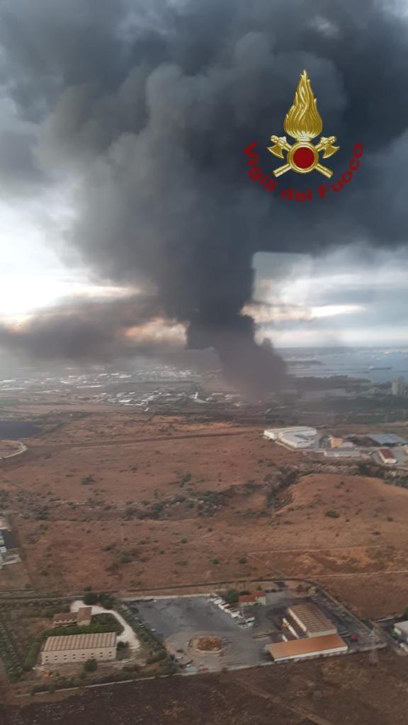 PAURA AD AUGUSTA, INCENDIO DIVAMPA IN DEPOSITO DI MATERIALE PLASTICO