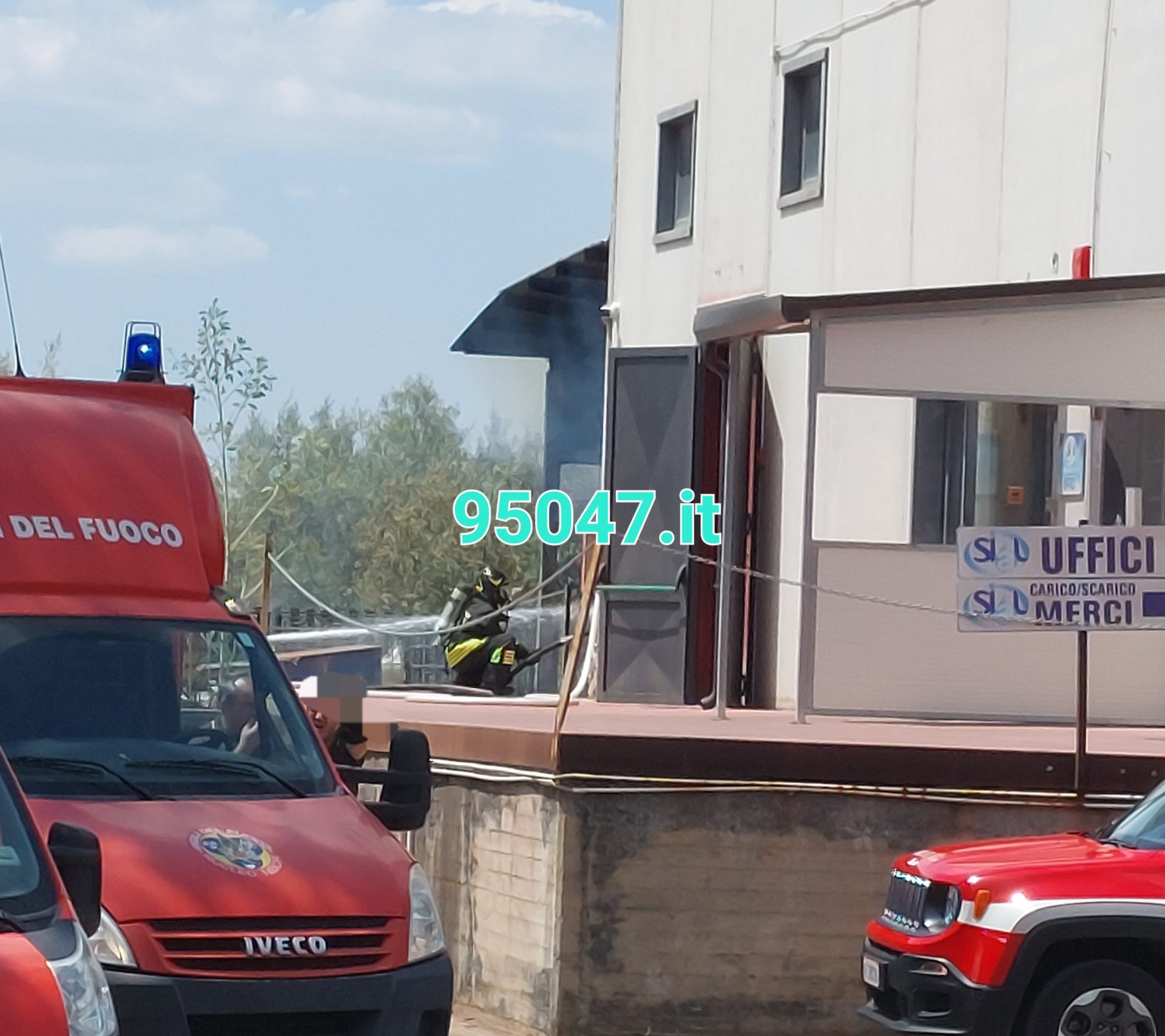 BELPASSO, GROSSO INCENDIO HA COINVOLTO UN AZIENDA CHIMICA, LA NUBE DI FUMO VISIBILE A CHILOMETRI DI DISTANZA