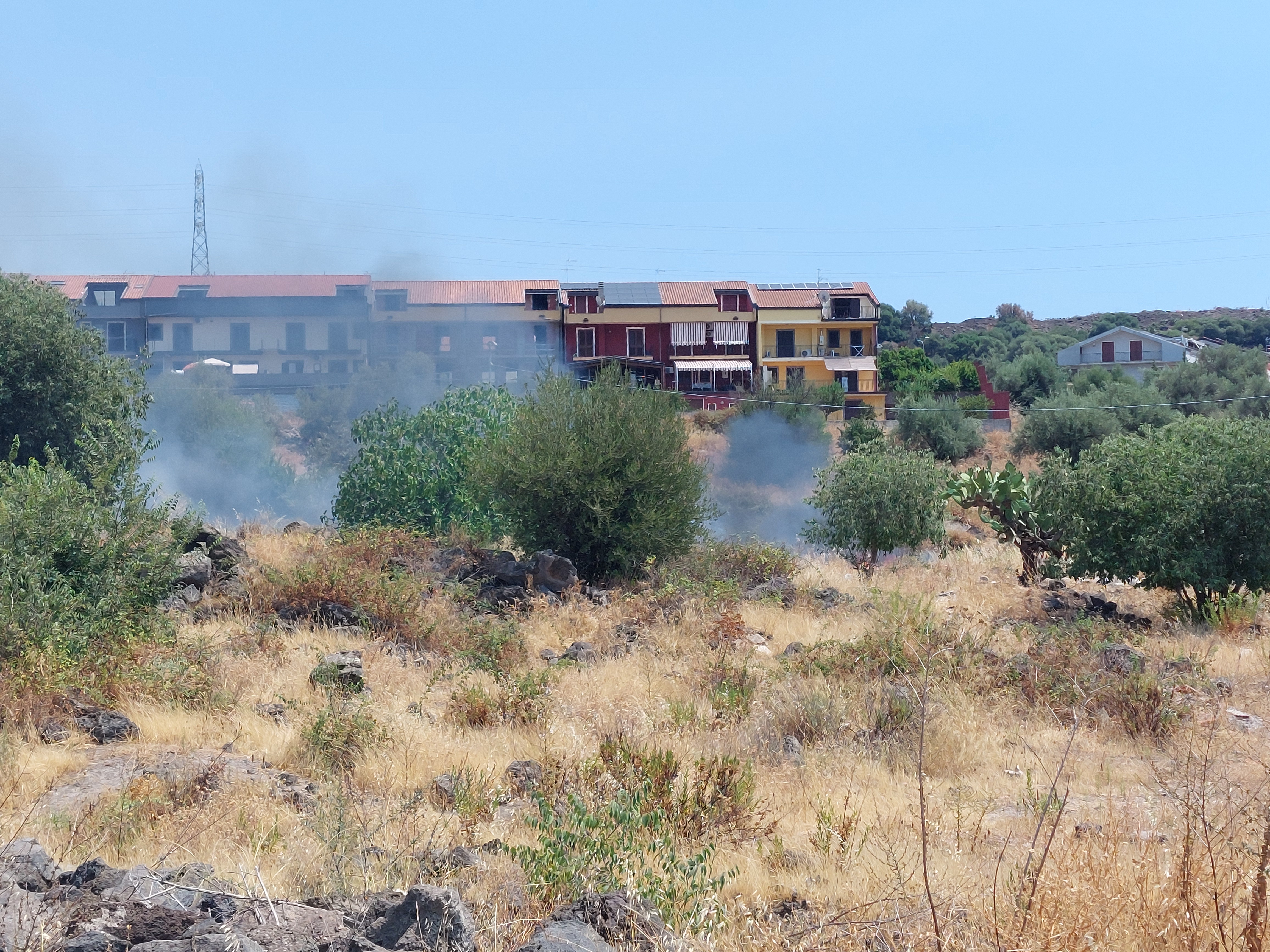 PATERNO': BRUCIANO STERPAGLIE IN VIA LUCANIA NEI PRESSI DELL'ISTITUTO "REDI"