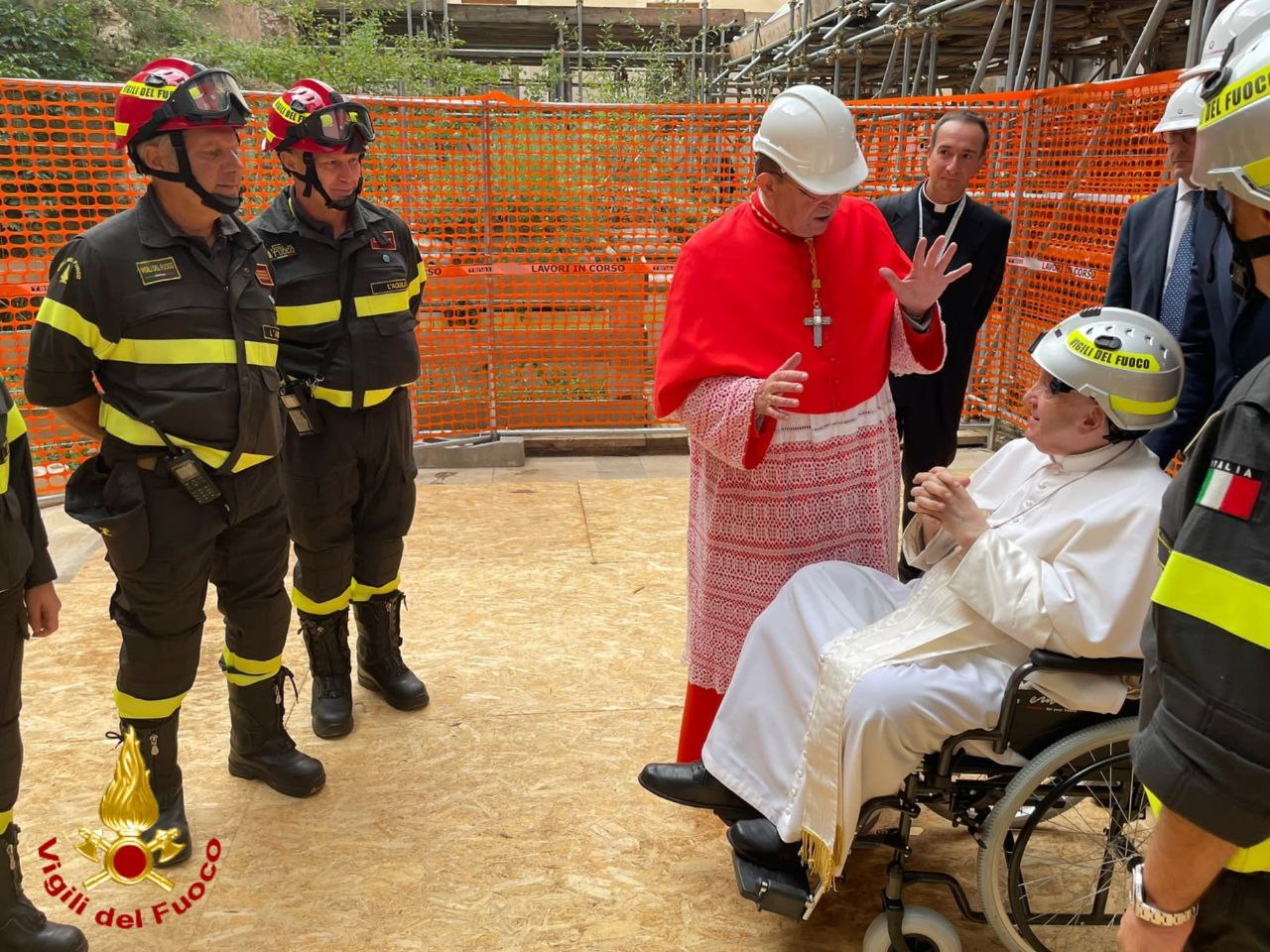 Il Papa visita il Duomo dell’Aquila indossando il caschetto dei vigili del fuoco