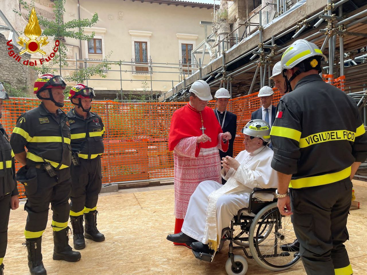 Il Papa visita il Duomo dell’Aquila indossando il caschetto dei vigili del fuoco
