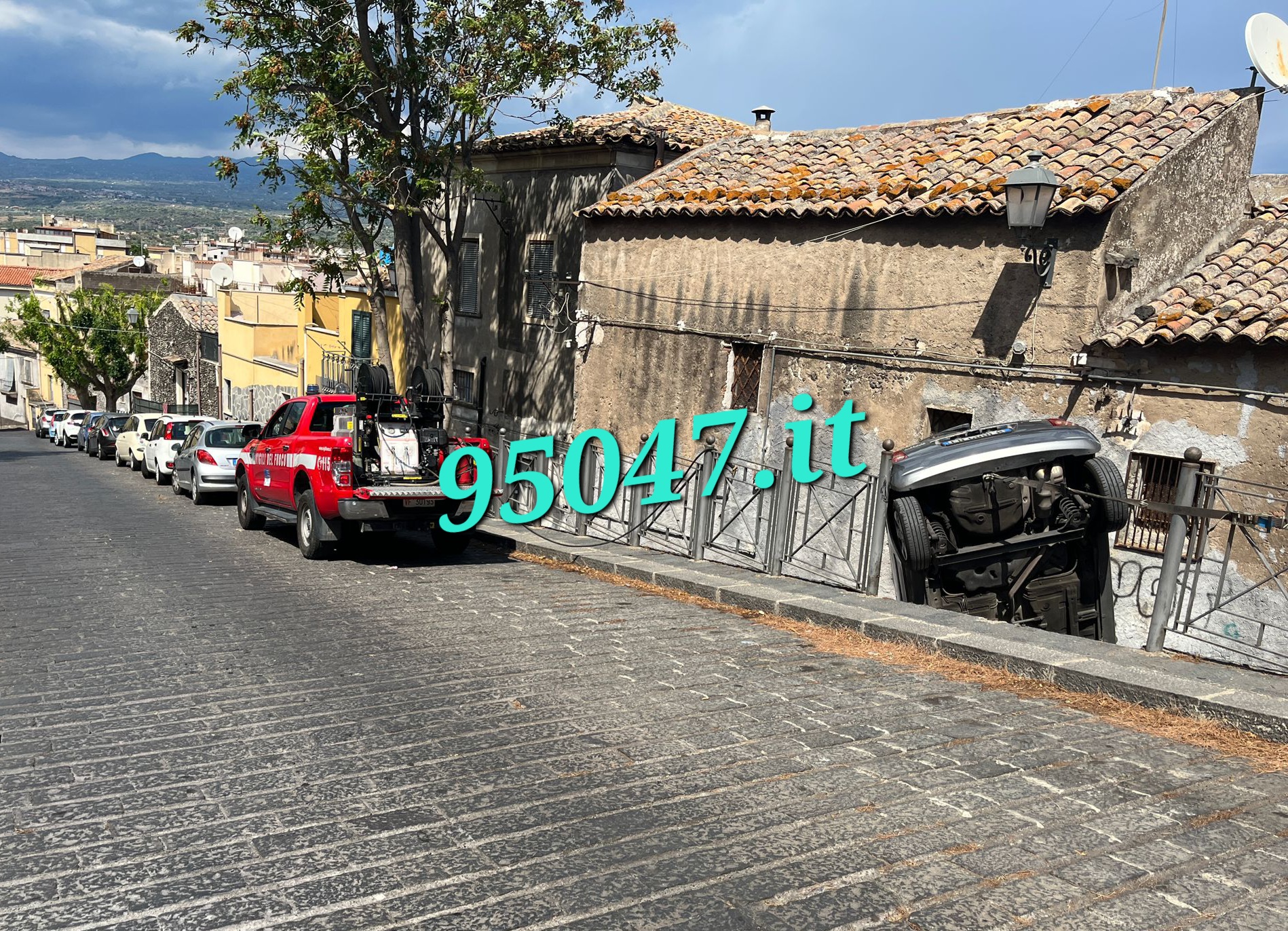 PATERNÒ: PERDE IL CONTROLLO DELL’AUTO, SFONDA LA RINGHIERA E CADE NEL CORTILE, FERITA LA  CONDUCENTE