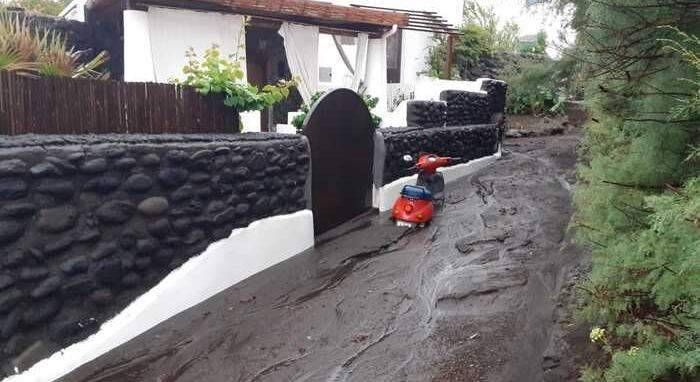 NUBIFRAGIO SULLE EOLIE, A STROMBOLI FANGO NELLE CASE E STRADE CHIUSE