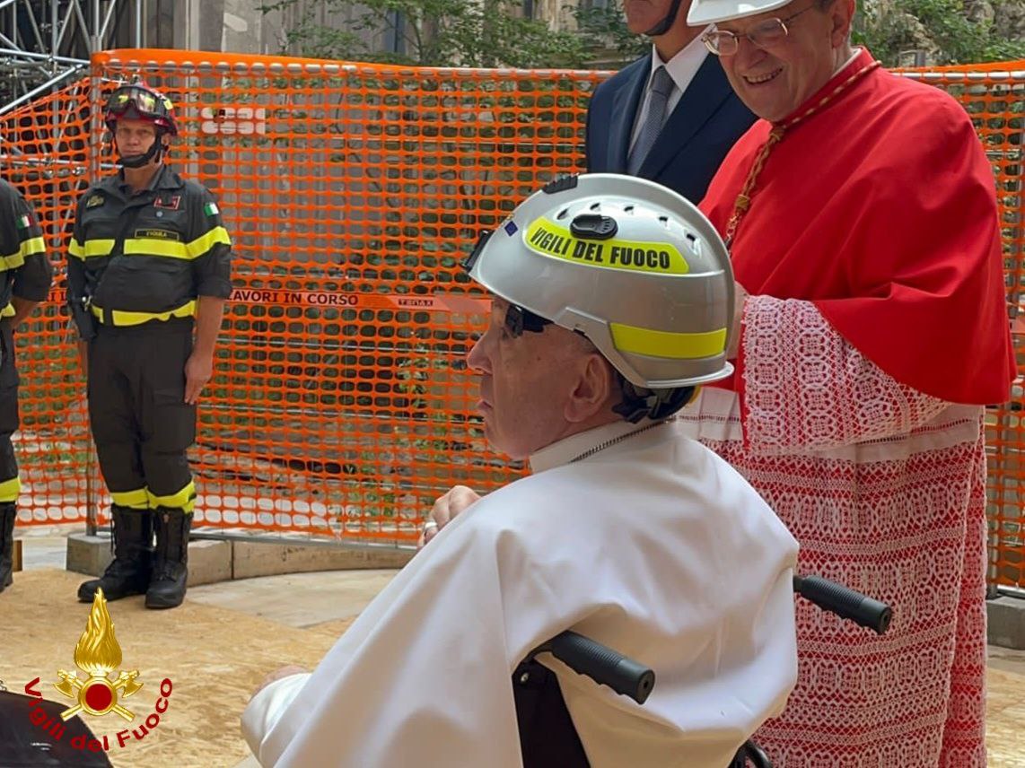 Il Papa visita il Duomo dell’Aquila indossando il caschetto dei vigili del fuoco
