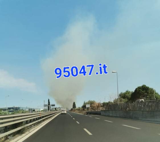 BRUCIANO STERPAGLIE, FUMO INVADE LA SUPERSTRADA SS121