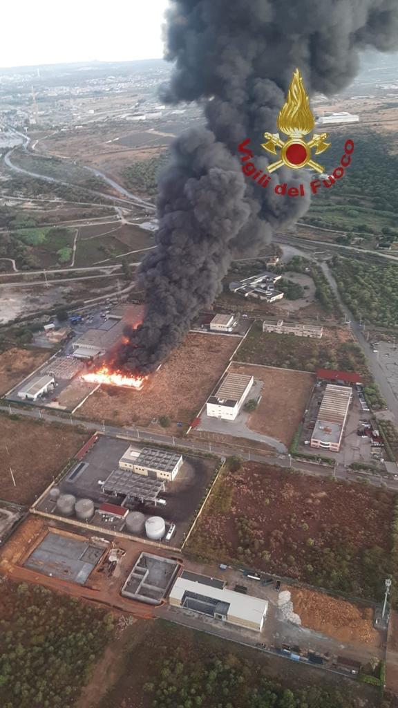 PAURA AD AUGUSTA, INCENDIO DIVAMPA IN DEPOSITO DI MATERIALE PLASTICO