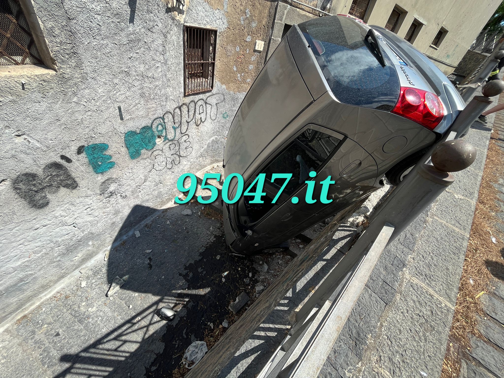 PATERNÒ: PERDE IL CONTROLLO DELL’AUTO, SFONDA LA RINGHIERA E CADE NEL CORTILE, FERITA LA  CONDUCENTE