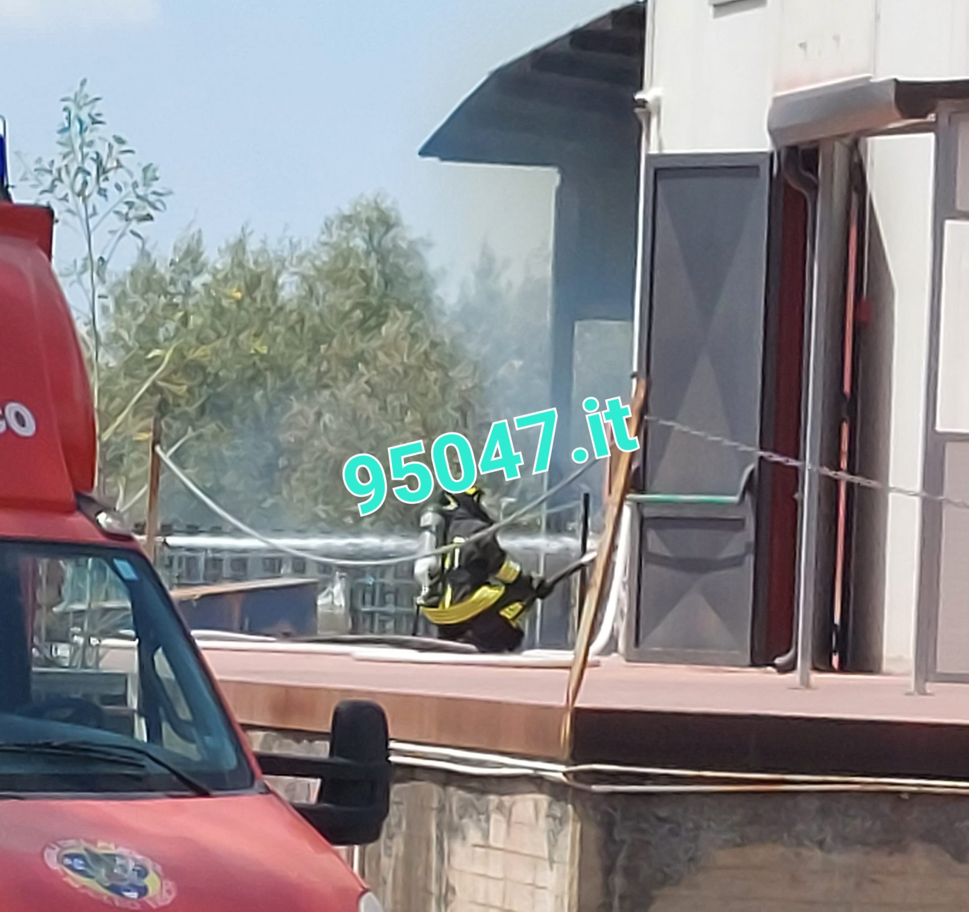 BELPASSO, GROSSO INCENDIO HA COINVOLTO UN AZIENDA CHIMICA, LA NUBE DI FUMO VISIBILE A CHILOMETRI DI DISTANZA