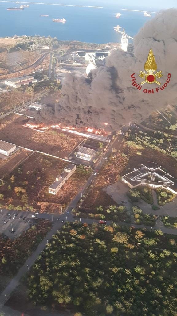 PAURA AD AUGUSTA, INCENDIO DIVAMPA IN DEPOSITO DI MATERIALE PLASTICO