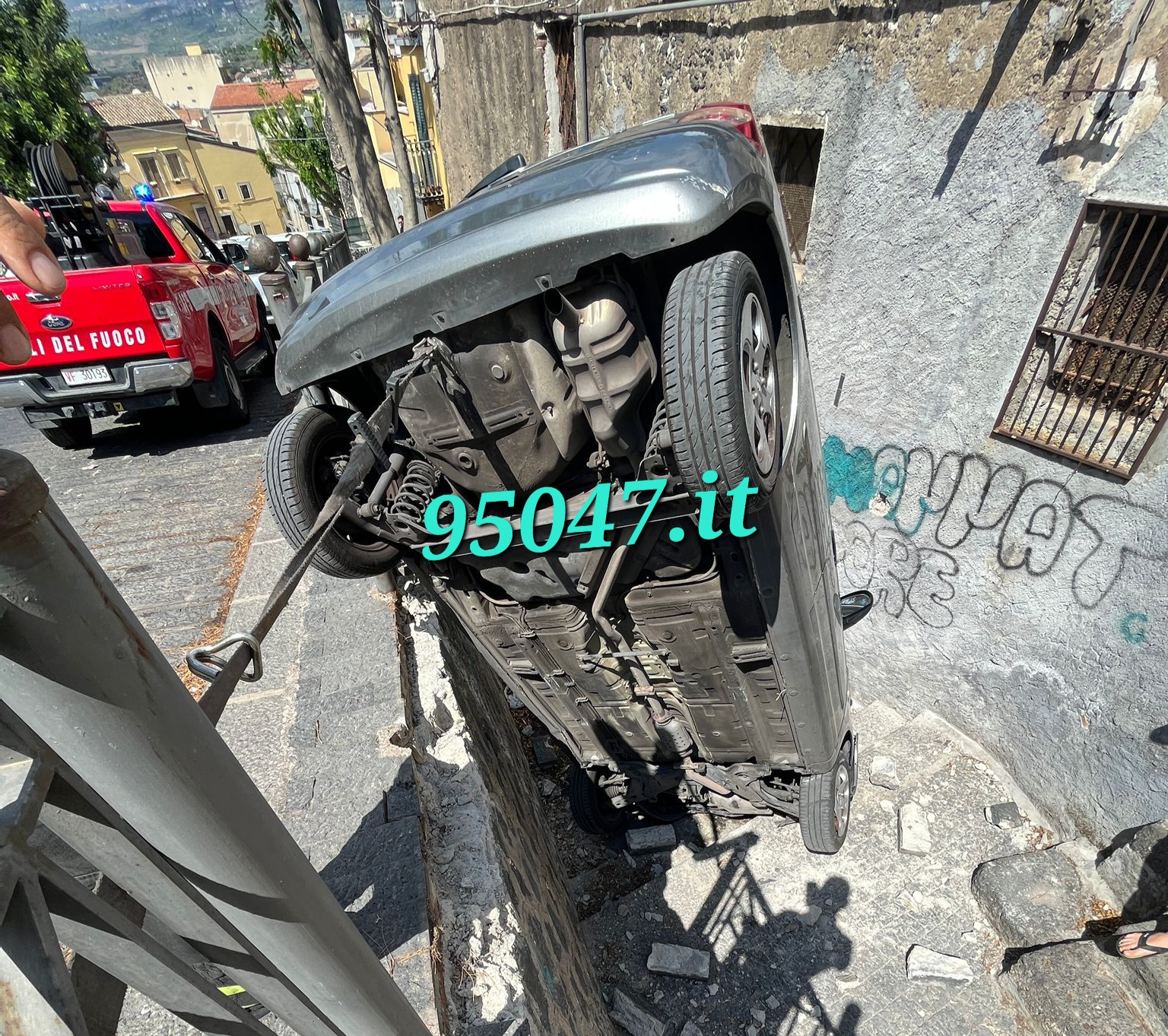 PATERNÒ: AUTO "VOLA" NEL QUARTIERE GANCIA