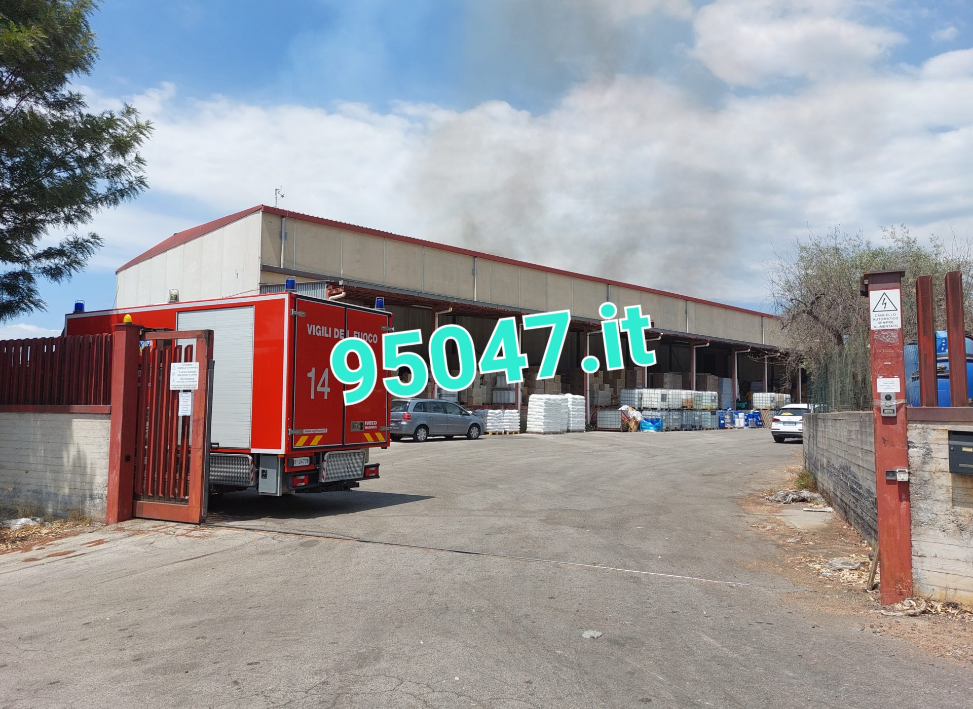 MAXI INCENDIO IN STABILIMENTO INDUSTRIALE A PIANTO TAVOLA, LA NUBE DI FUMO VISIBILE A CHILOMETRI DI DISTANZA