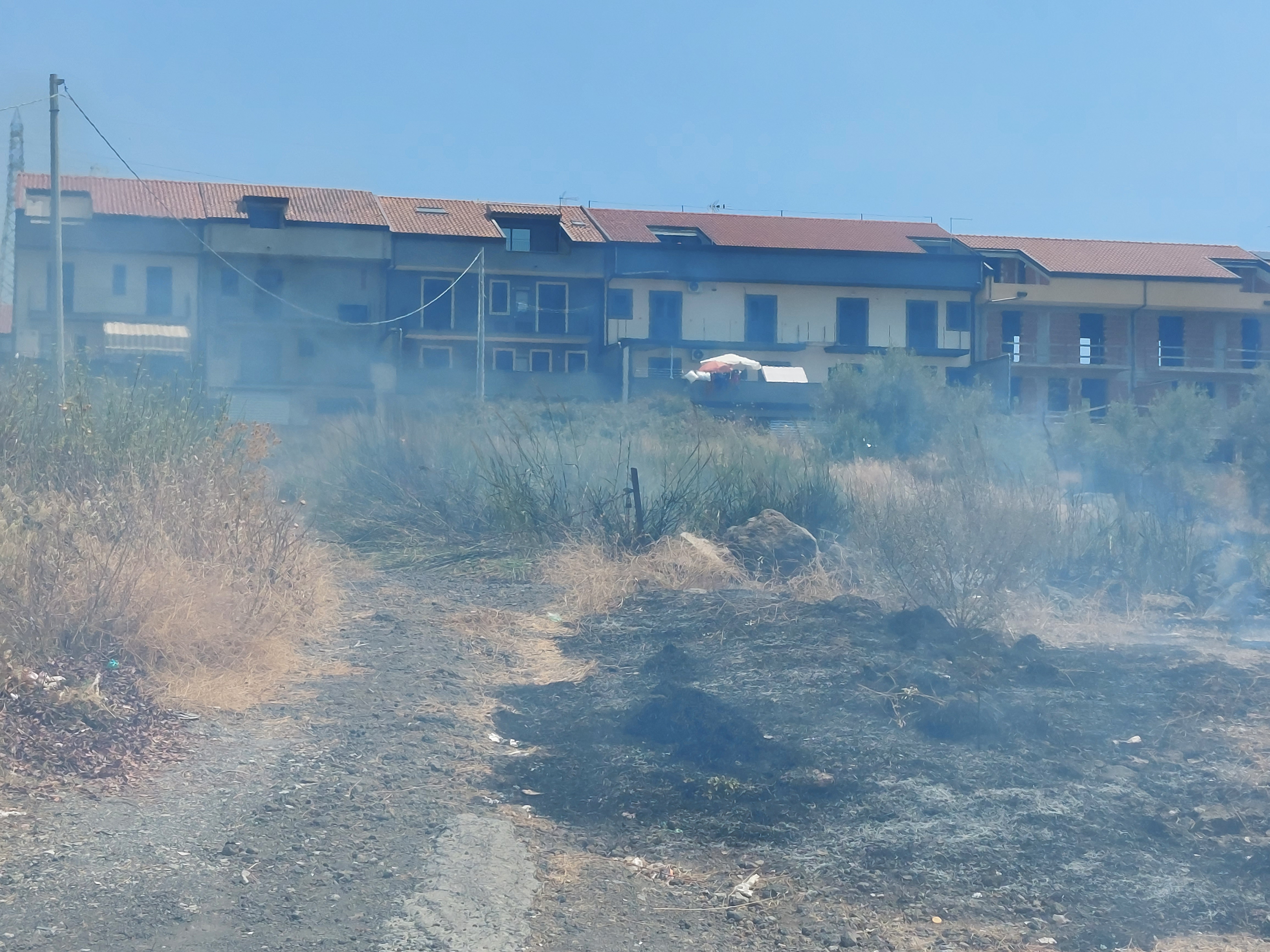 PATERNO': BRUCIANO STERPAGLIE IN VIA LUCANIA NEI PRESSI DELL'ISTITUTO "REDI"