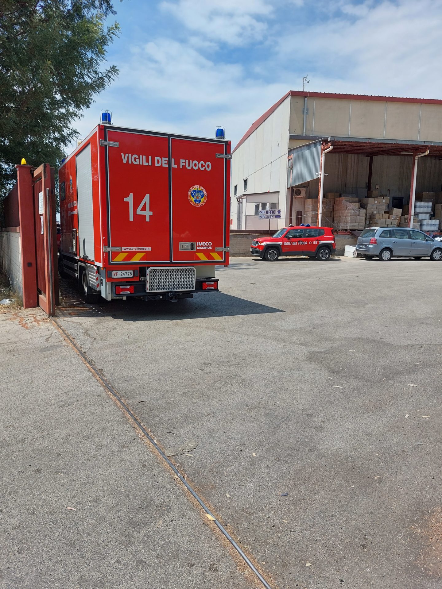 BELPASSO, GROSSO INCENDIO HA COINVOLTO UN AZIENDA CHIMICA, LA NUBE DI FUMO VISIBILE A CHILOMETRI DI DISTANZA