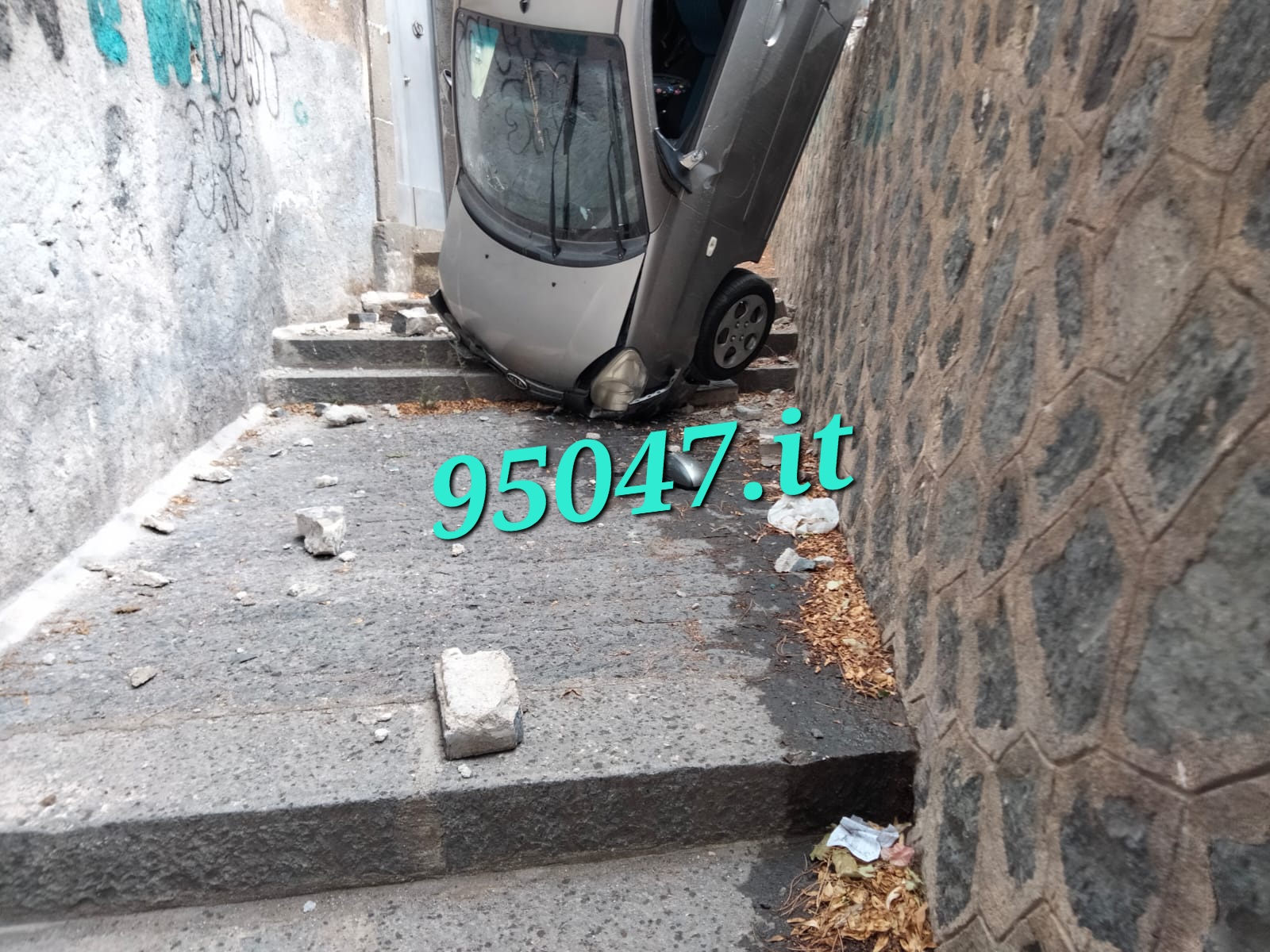 PATERNÒ: AUTO "VOLA" NEL QUARTIERE GANCIA