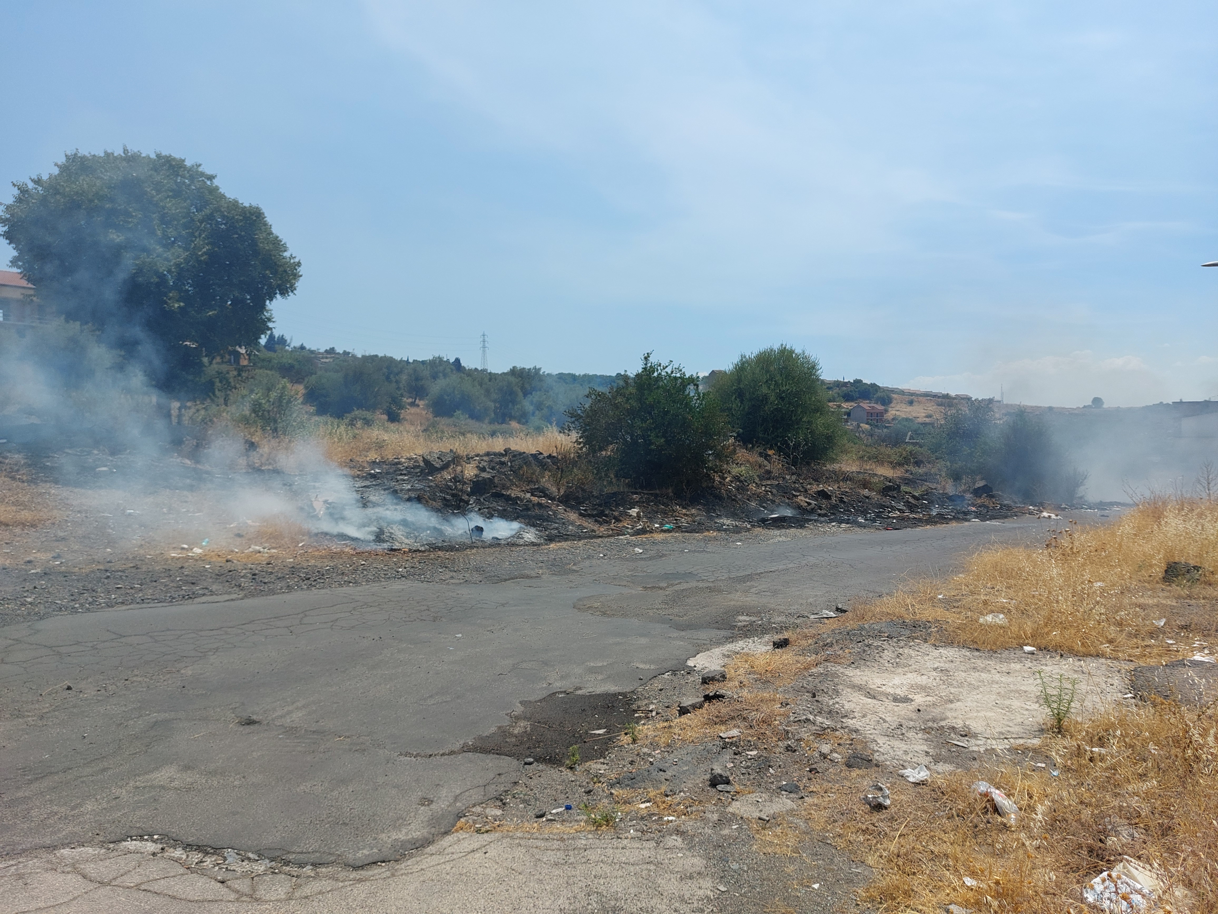 PATERNO': BRUCIANO STERPAGLIE IN VIA LUCANIA NEI PRESSI DELL'ISTITUTO "REDI"