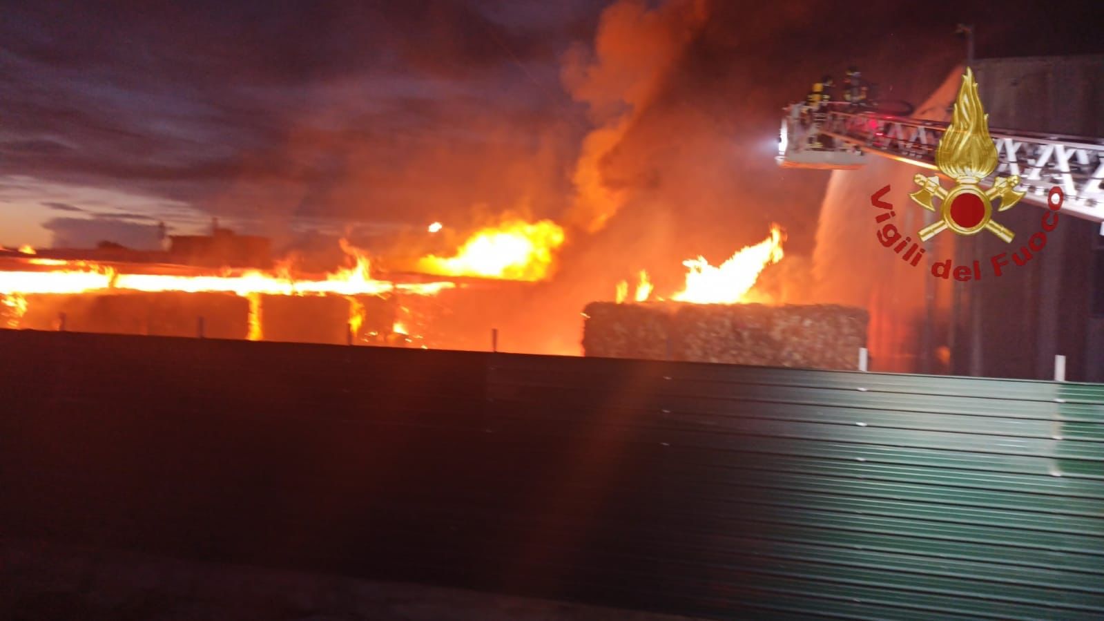 PAURA AD AUGUSTA, INCENDIO DIVAMPA IN DEPOSITO DI MATERIALE PLASTICO