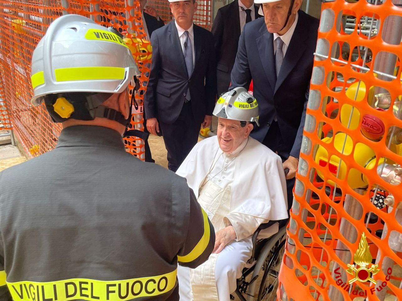 Il Papa visita il Duomo dell’Aquila indossando il caschetto dei vigili del fuoco