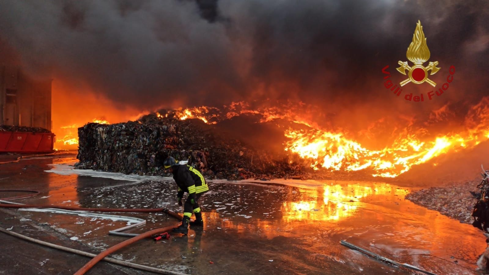 PAURA AD AUGUSTA, INCENDIO DIVAMPA IN DEPOSITO DI MATERIALE PLASTICO