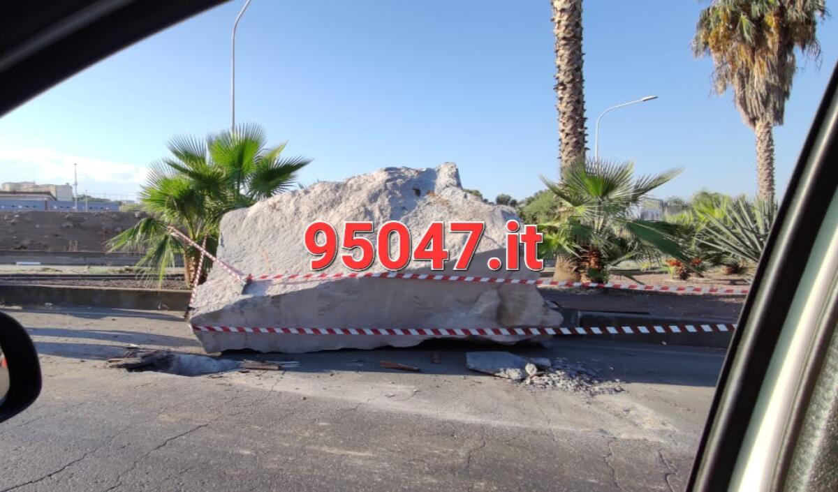 PATERNÒ: UN GROSSO MASSO CADE SULLA STRADA, TRAFFICO IN TILT - 