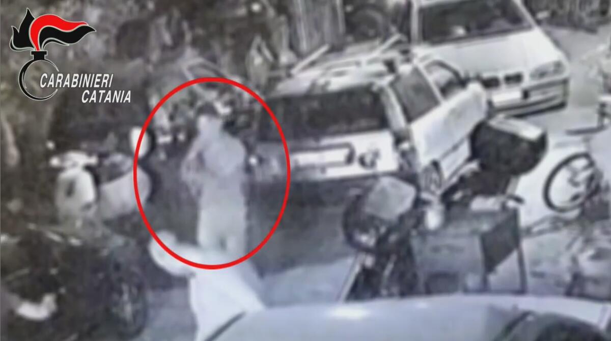 PATERNO': IL VIDEO DEL TENTATO OMICIDIO COSÌ UN VENTENNE HA SPARATO AL PADRE E AL FRATELLO - 