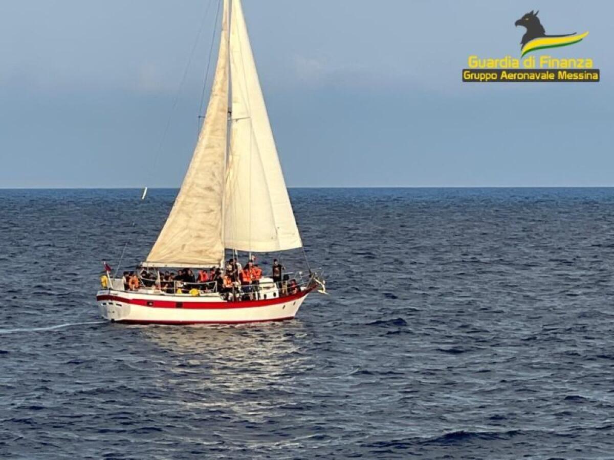 BARCA A VELA CON 69 MIGRANTI INTERCETTATA AL LARGO DI SIRACUSA,  TRASFERITI A CATANIA - 