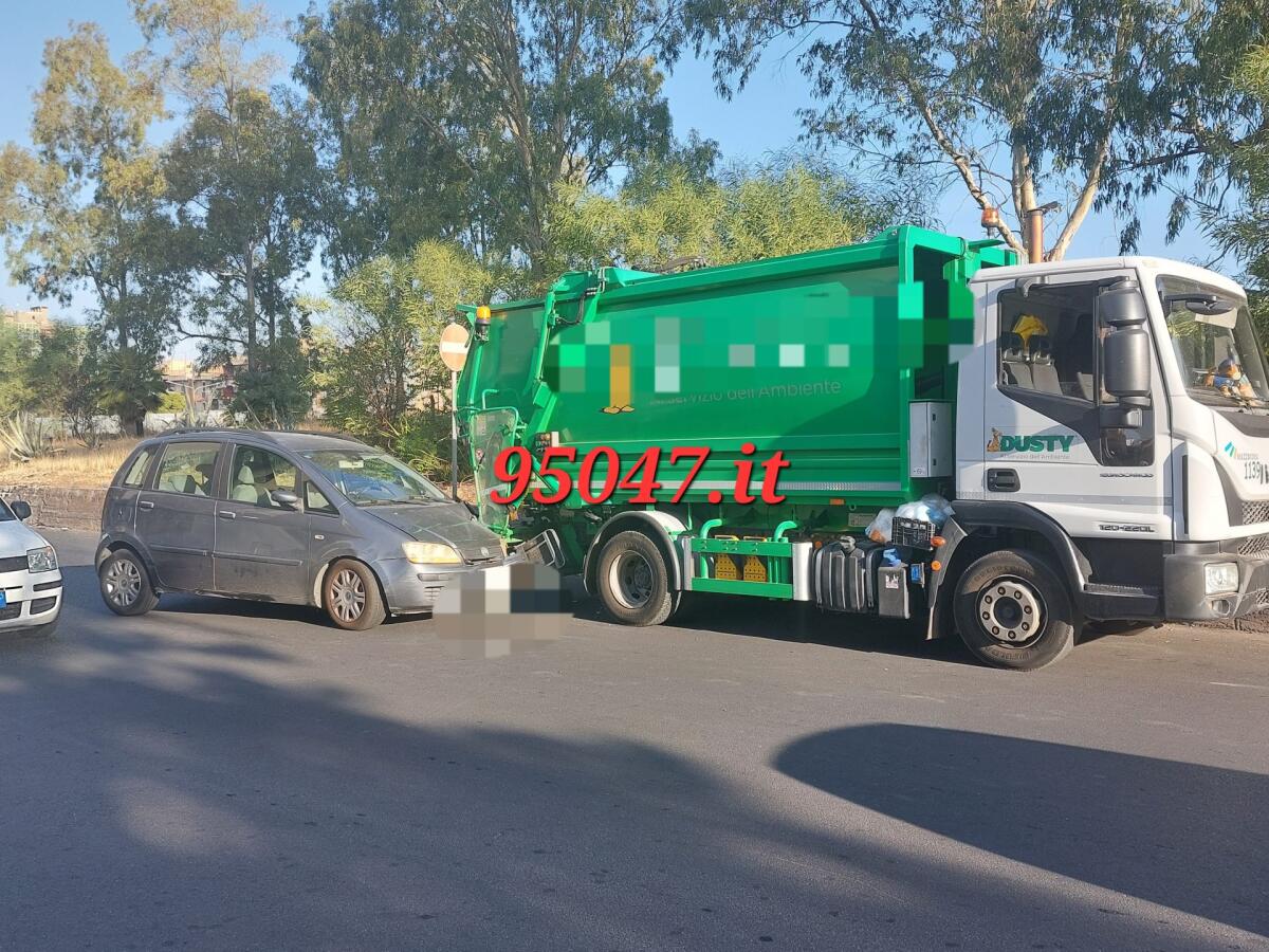 PATERNÒ. INCIDENTE TRA UN'AUTO E UN CAMION DEI RIFIUTI - 