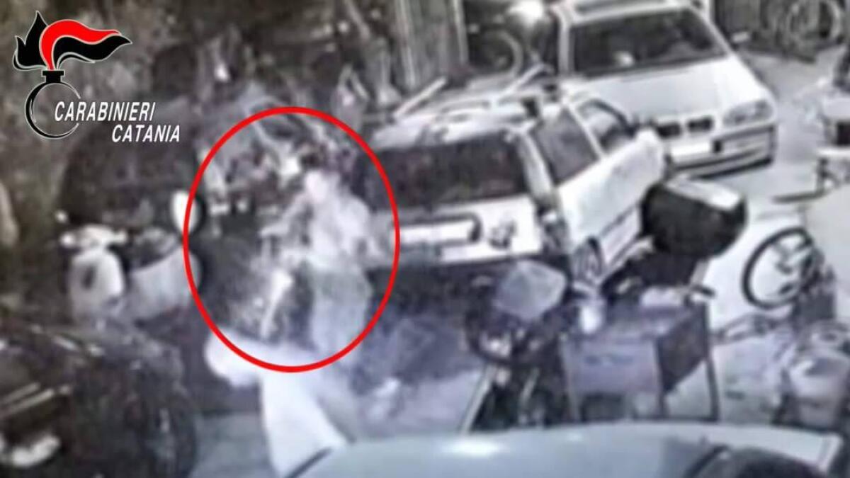 PATERNÒ: SPARA AI FAMILIARI CHE NON ACCETTANO LA SUA SCELTA DI ANDARE A CONVIVERE, ARRESTATI ZIO E NIPOTE - 