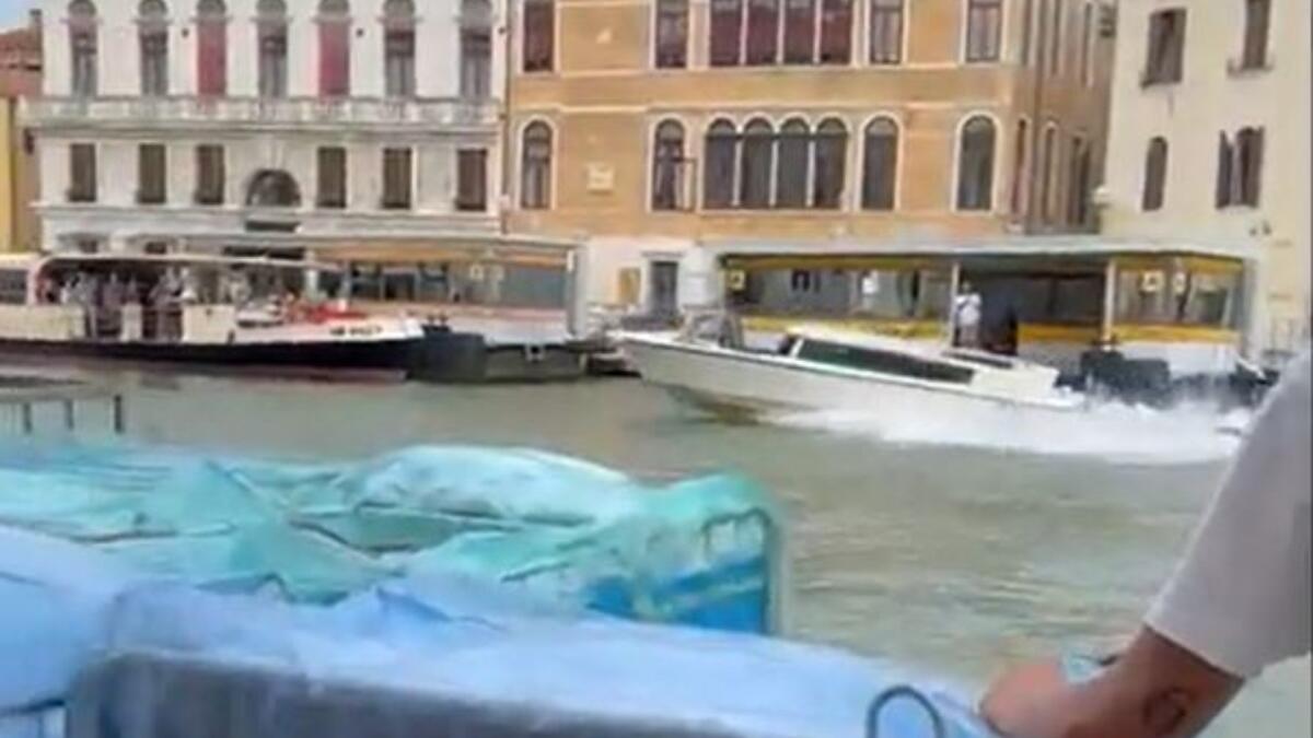 VENEZIA, TURISTA RUBA UN TAXI A NOLEGGIO IN AEROPORTO E SFRECCIA IN CANAL GRANDE - 