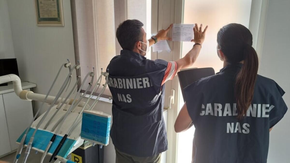 FARMACI SCADUTI E SENZA LAUREA: DENUNCIATO FALSO DENTISTA AD ACIREALE - 