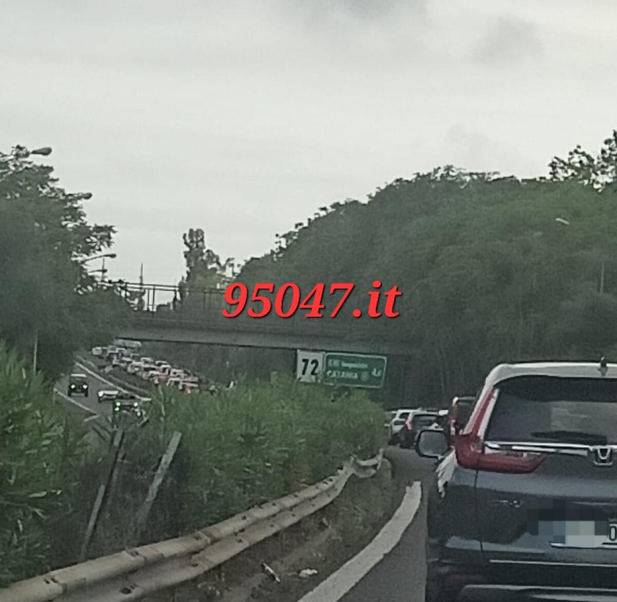 RIENTRO IN CODA SULLA A18. CODA DI 5 KM AL CASELLO DI SAN GREGORIO - 