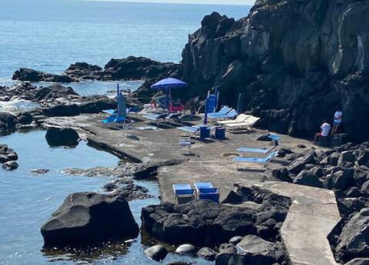ACI CASTELLO, I CONDOMÌNI SI ERANO APPROPRIATI DELLA SCOGLIERA: DENUNCE E SEQUESTRI - 