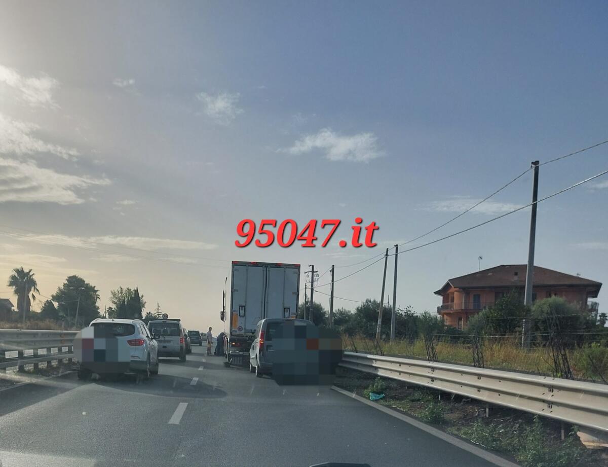 CAMION IN PANNE  SULLA SS121 , RALLENTAMENTI IN DIREZIONE CATANIA - 