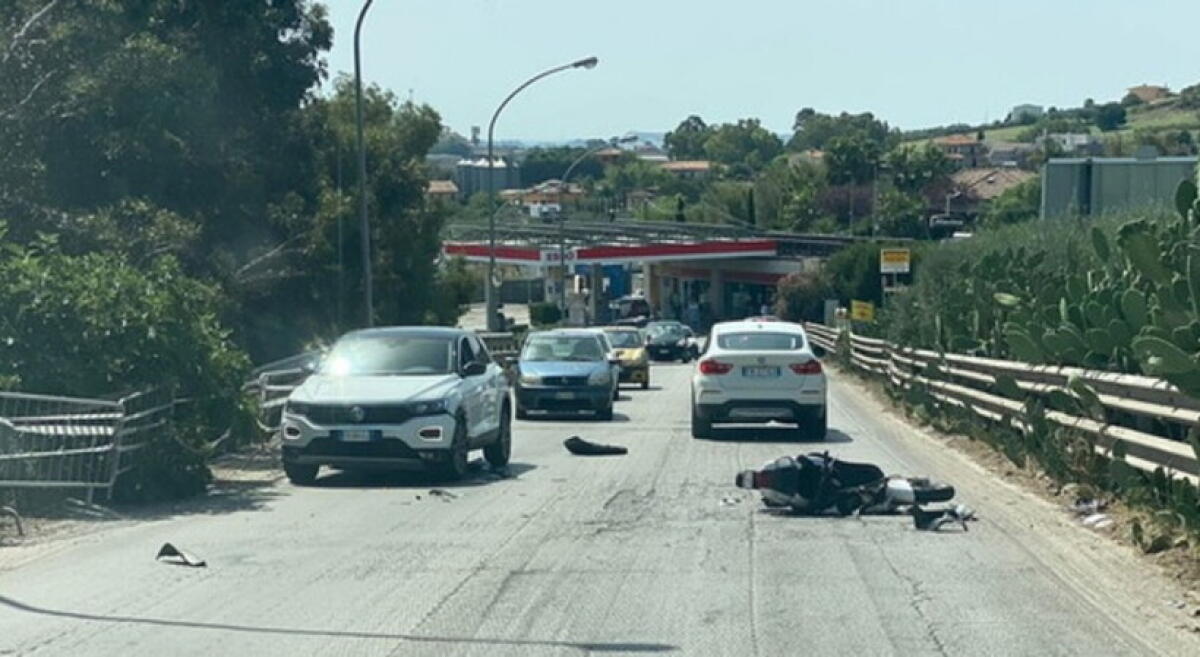 SCIAME DI API ASSALE AUTOMOBILISTI A SAN CATALDO E PROVOCA INCIDENTE: 6 FERITI - 