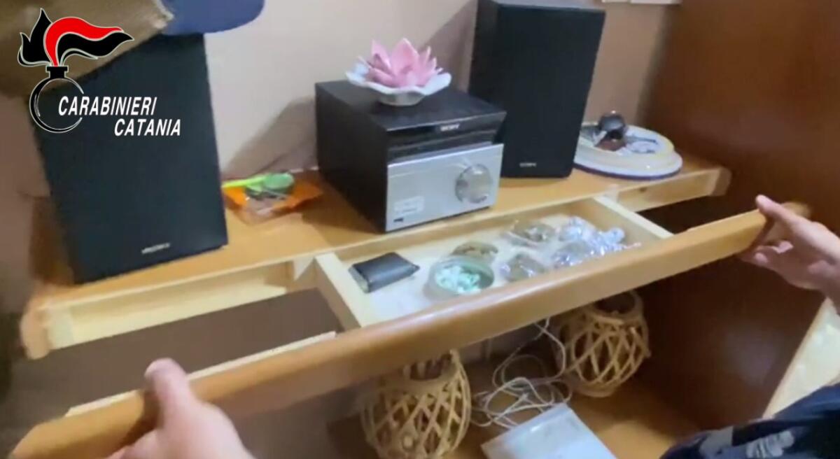 Catania. Nasconde la droga in una mensola del soggiorno: arrestato dai “Lupi” uno spacciatore 61enne. - 
