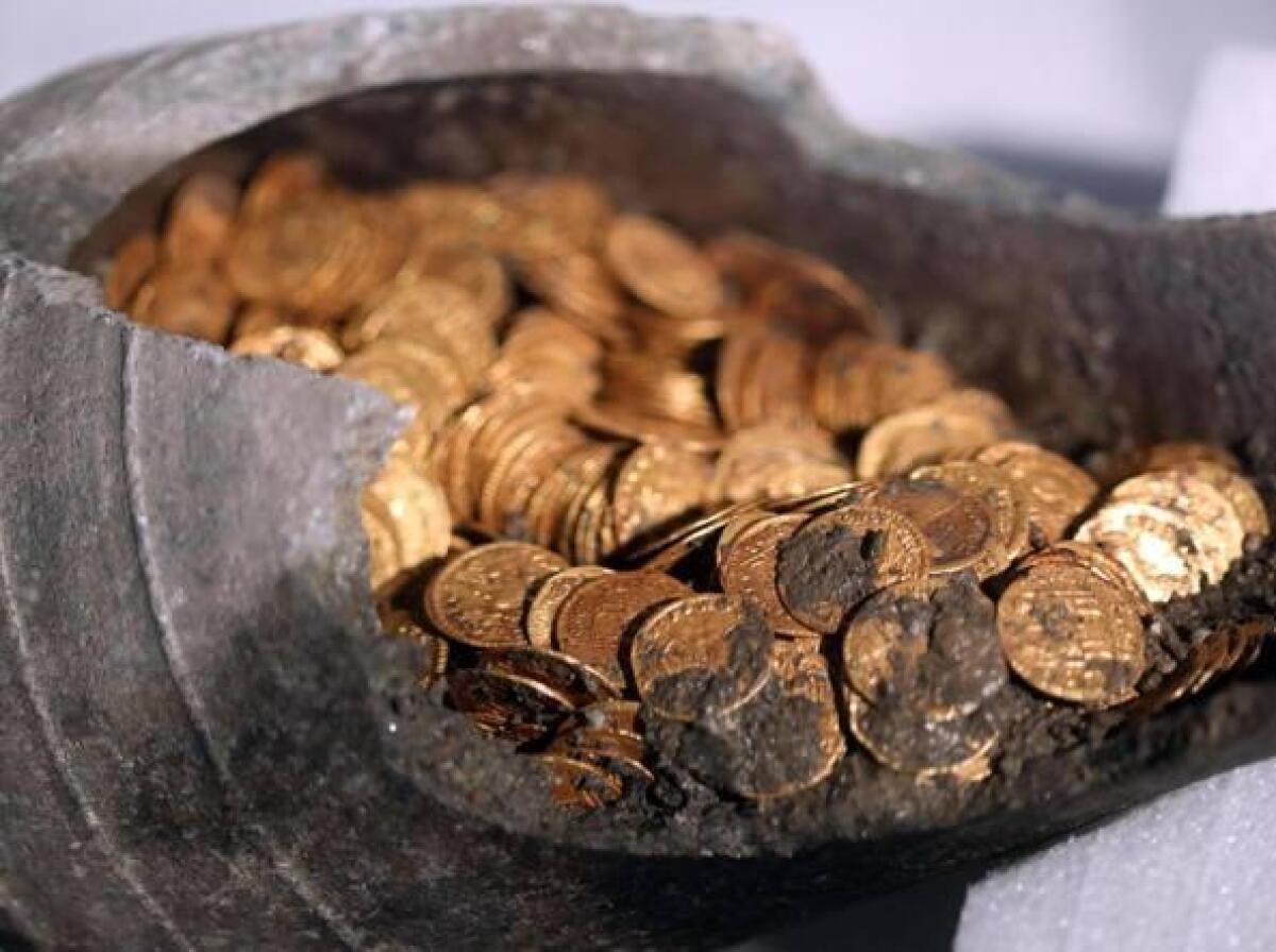 SCOPERTI 5 PATERNESI CHE STAVANO RUBANDO MONETE ANTICHE DA UN’AREA ARCHEOLOGICA NEL PALERMITANO - 