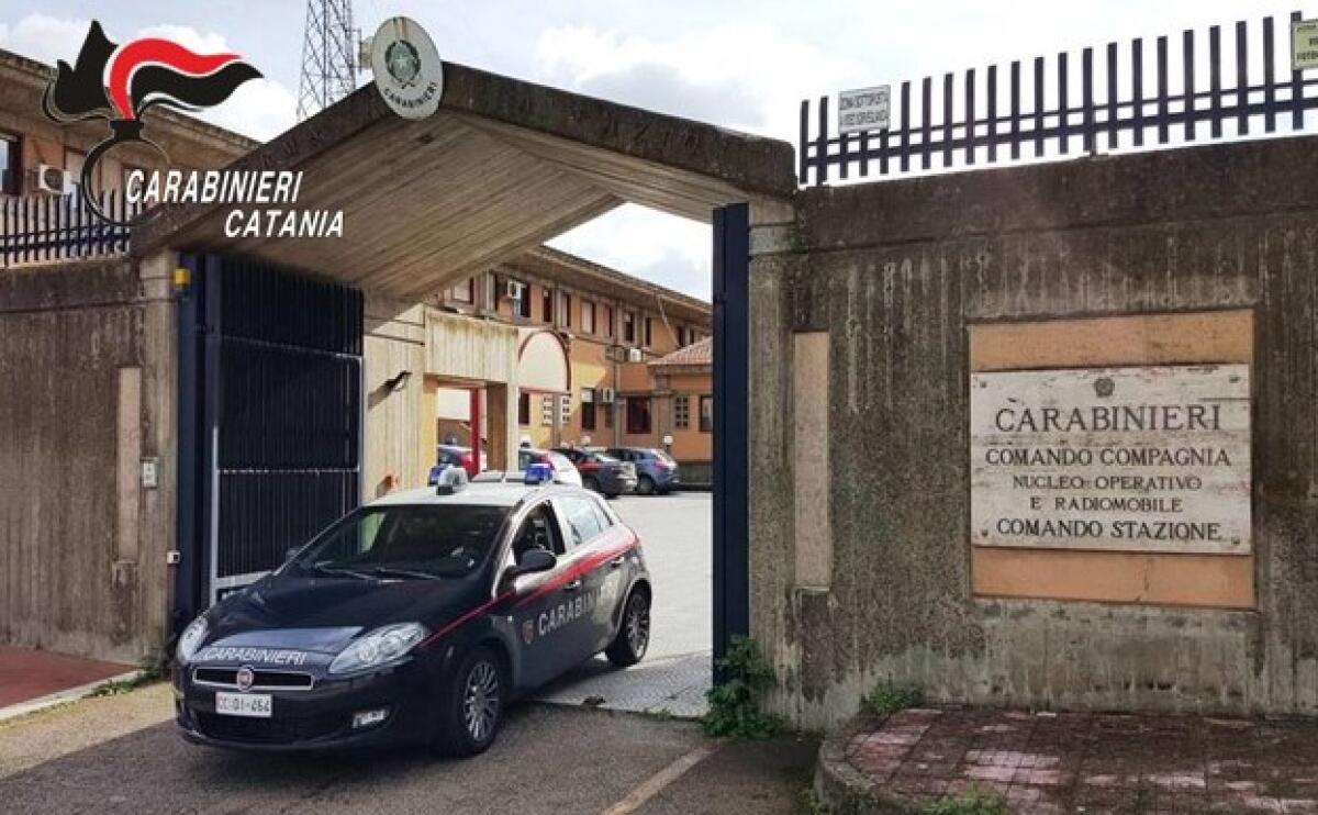 MASCALUCIA. SPACCIA DROGA DAL BALCONE DI CASA: ARRESTATO  24ENNE. - 