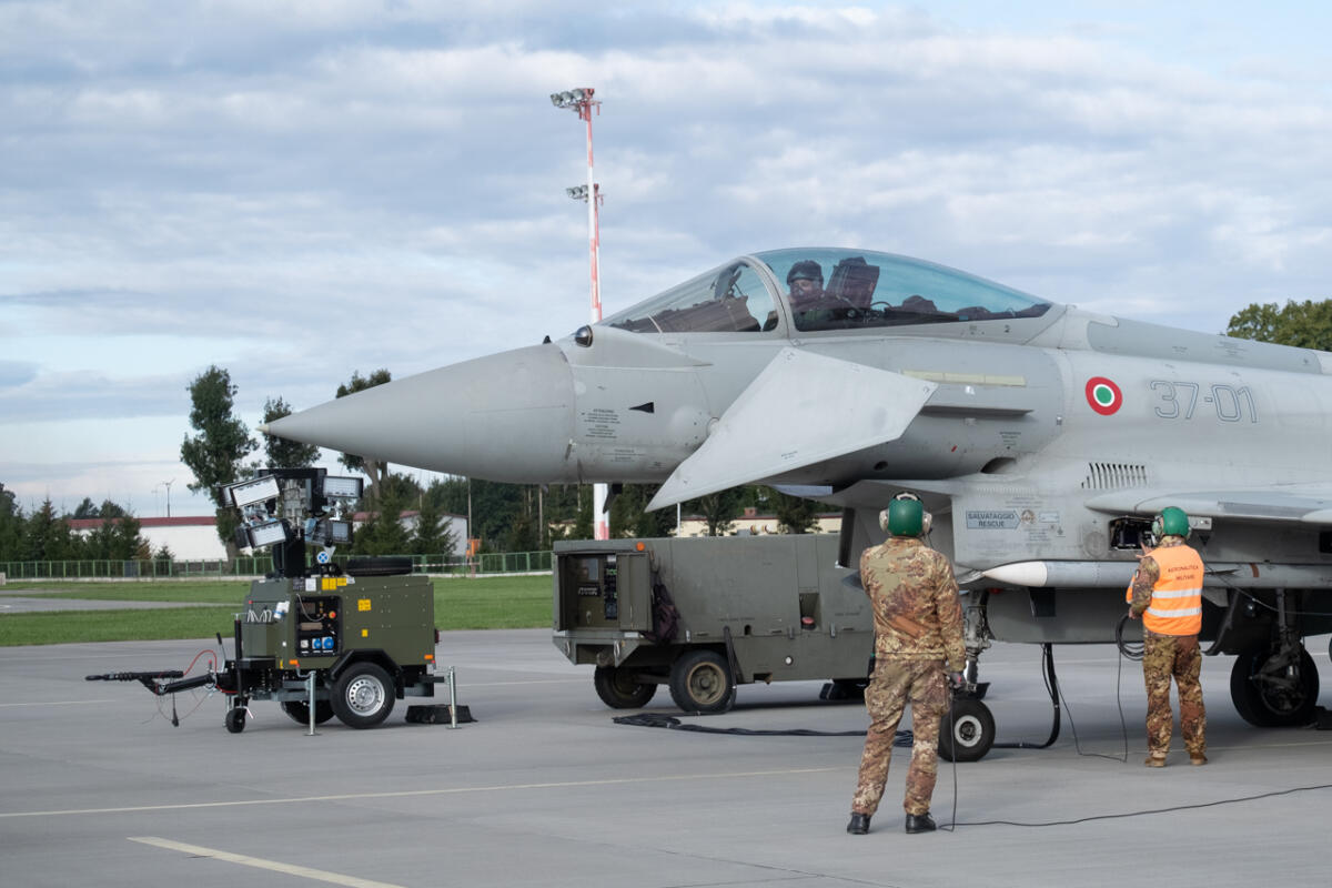 JET RUSSI VICINO AL CONFINE,   EUROFIGHTER ITALIANI SI ALZANO IN VOLO - 