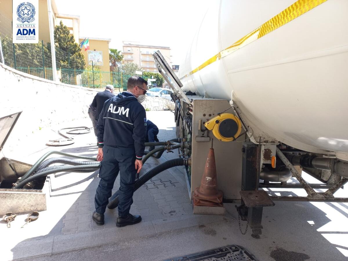 SEQUESTRATO A LICATA DISTRIBUTORE DI CARBURANTI CHE VENDEVA ALLE AUTO GASOLIO PER MOTOPESCA - 